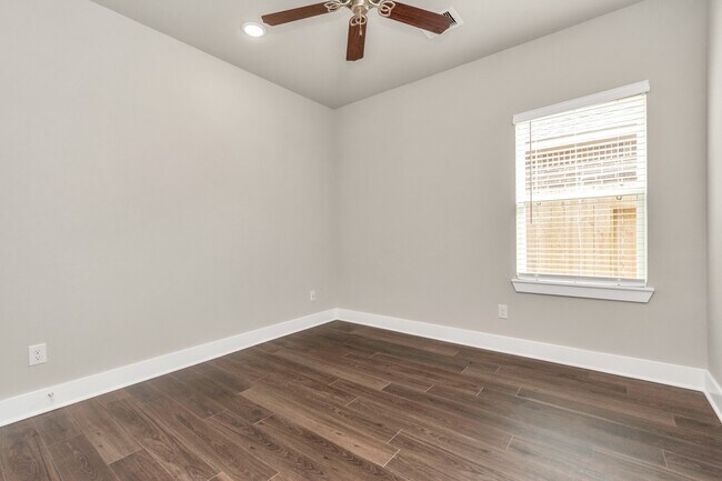 Building Photo - 10610 Crescent Peak Dr