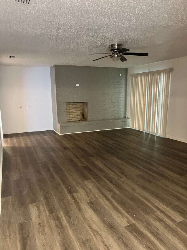 Building Photo - 2730 King Cole Dr