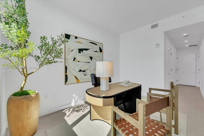 Building Photo - 9201 E Bay Harbor Dr