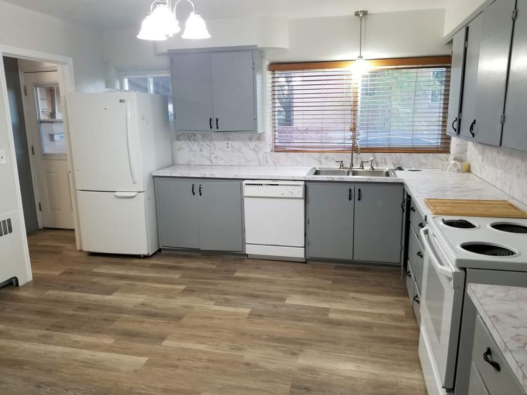 Bright kitchen - 170 N Harrison Blvd Main