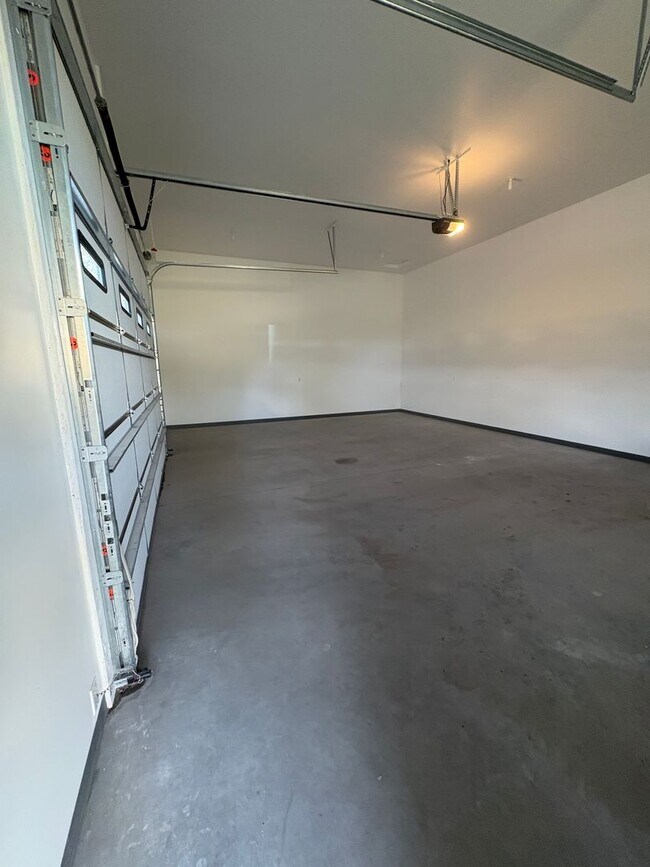 Building Photo - 4 bedroom, 2 bathroom Home off Spring Hill...