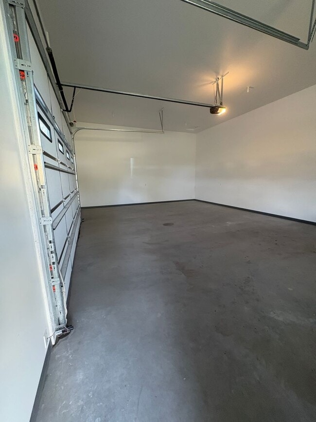 Building Photo - 4 bedroom, 2 bathroom Home with Beautiful ...