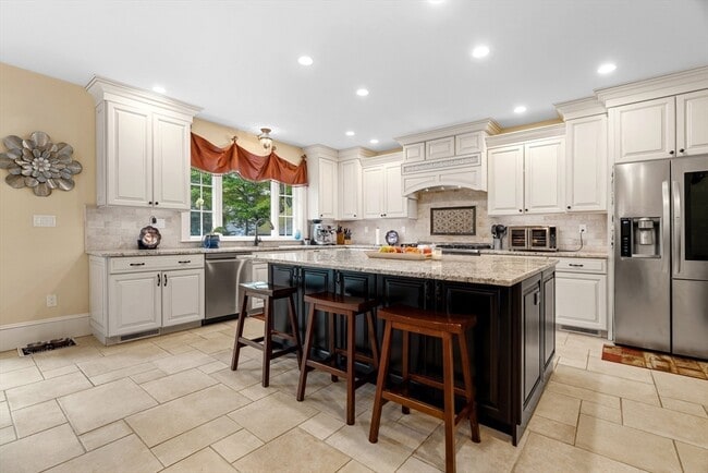 Building Photo - 21 Clover St