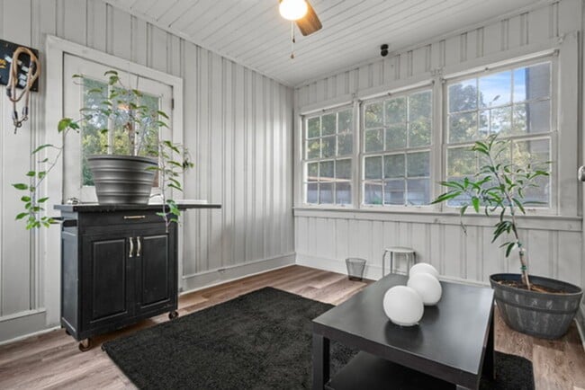 Building Photo - Three Bedroom Two Bath