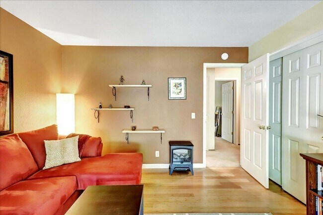 Building Photo - Very Desirable Woodbridge Townhouse in Nevada City
