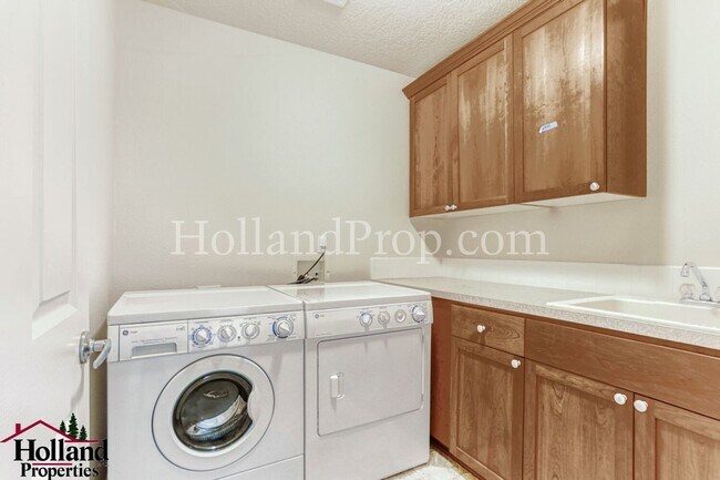 Building Photo - Gorgeous Single-Family Home with Central A/C!