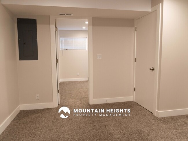 Building Photo - 8589 Kings Hill Dr