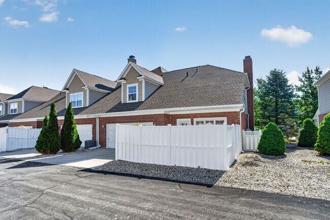 Building Photo - Unique Centennial Townhome