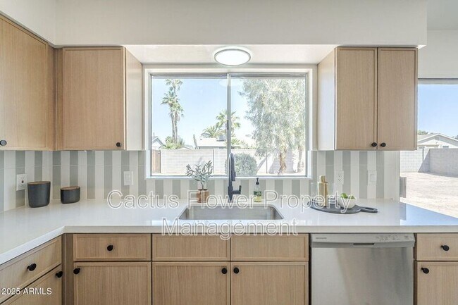 Building Photo - 1708 W Estrella Dr