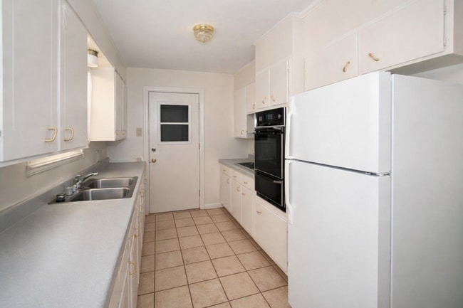 Building Photo - AVAILABLE SOON!