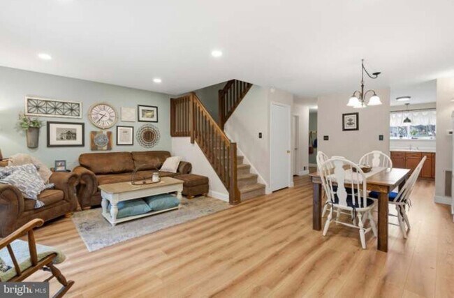 Building Photo - 146 Larchwood Ct