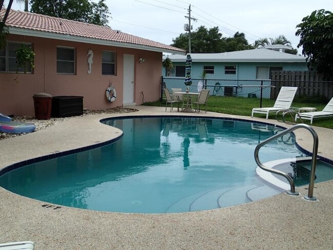 Building Photo - 4121 NE 22nd Ave