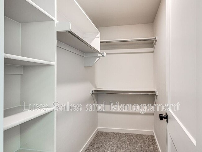 Building Photo - 606 W 2nd St