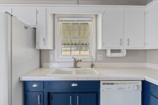 Building Photo - Pet-Friendly | Large Fenced Yard in North Wilmington