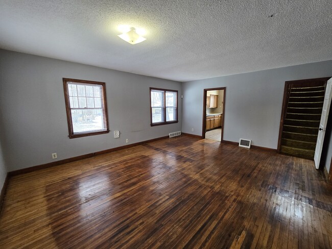 Building Photo - 401 Charles St