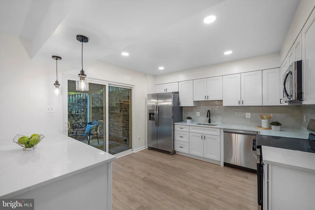 Building Photo - 10116 Dundalk St