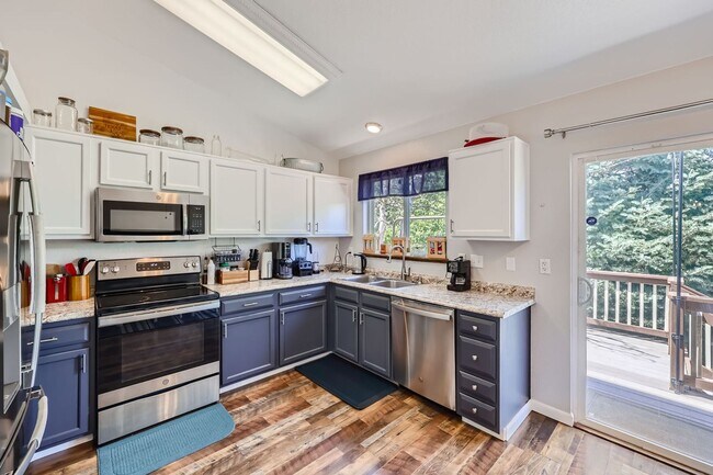 Building Photo - Evolve Real Estate: Fantastic Home with Large Yard Available for Move in on August 2nd