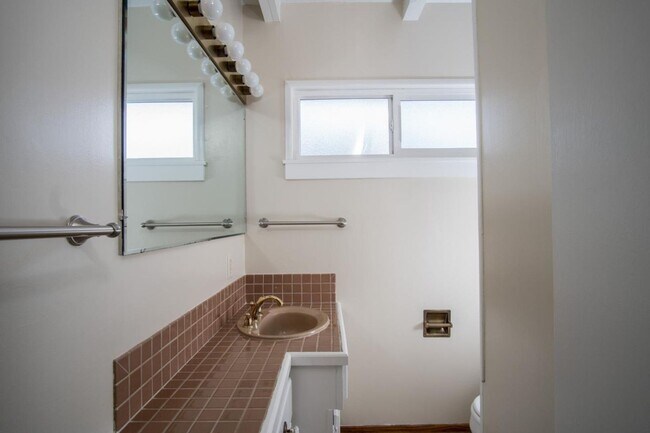 Building Photo - Charming 3 Bedroom, 2 Bathroom Home in Quiet Seaside Cul-de-sac