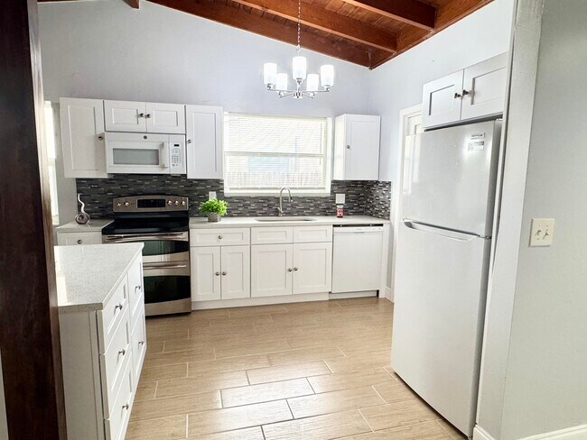 Building Photo - 350 Cypress Dr