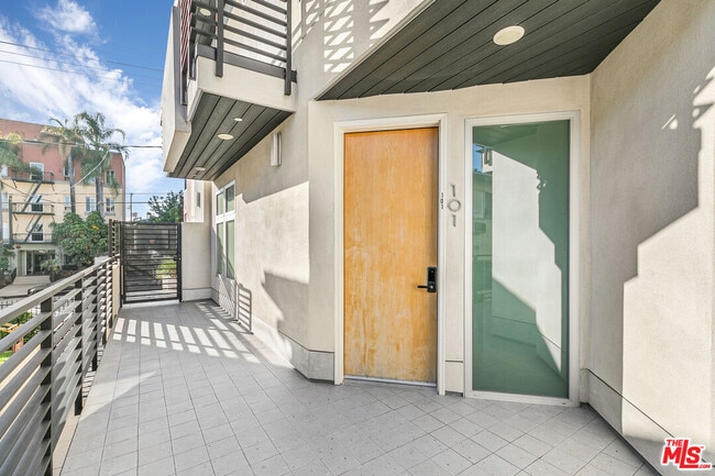 Building Photo - 2000 Beachwood Dr