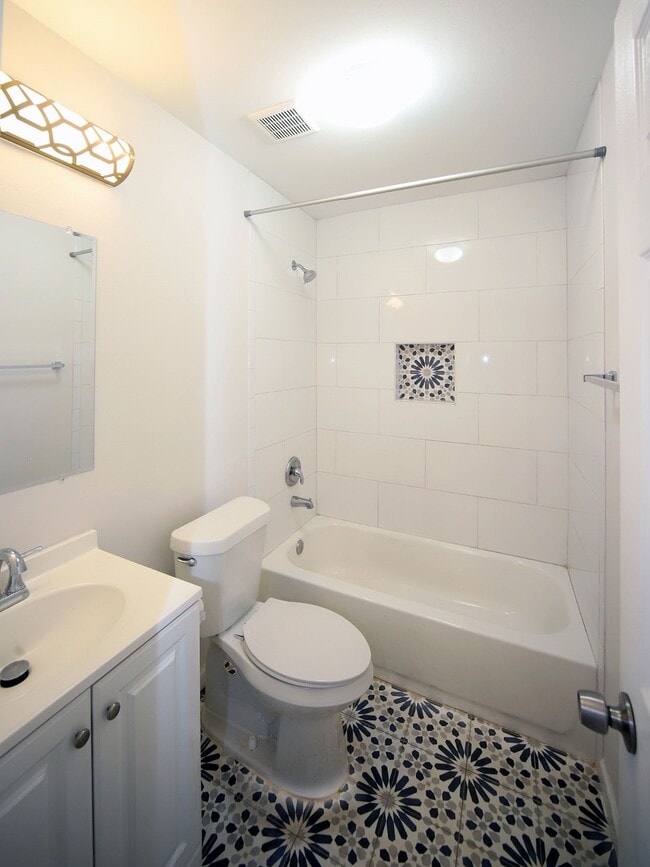 Building Photo - 6709 Greenhurst St