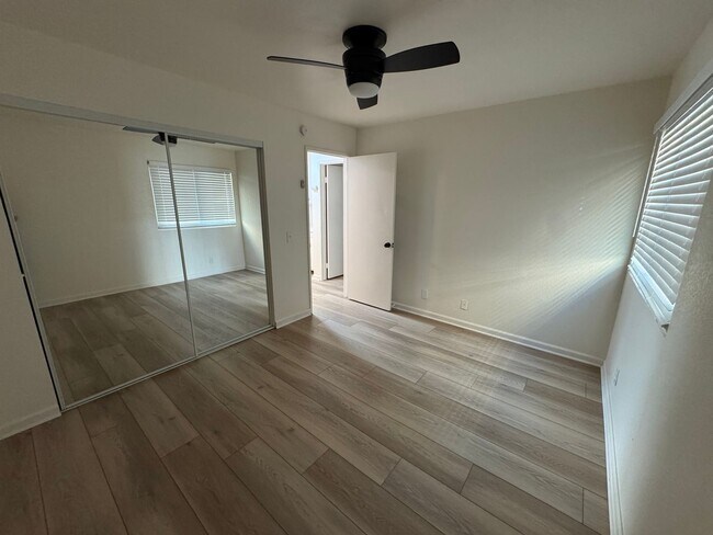 Building Photo - Grove Ave - IB