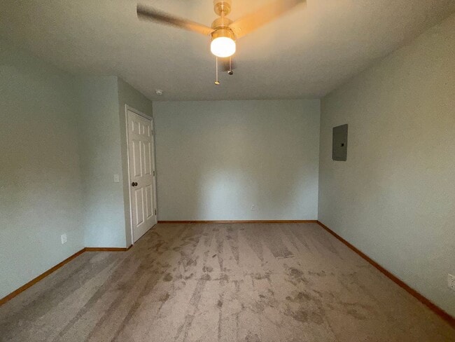 Building Photo - Beautiful Split-Entry 4 Bed 3 Bath Home Fully Fenced Yard