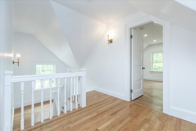 Building Photo - 247 Hale St