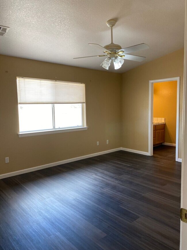 Building Photo - COUNTRY PLACE II U3 - Bluebird Avenue