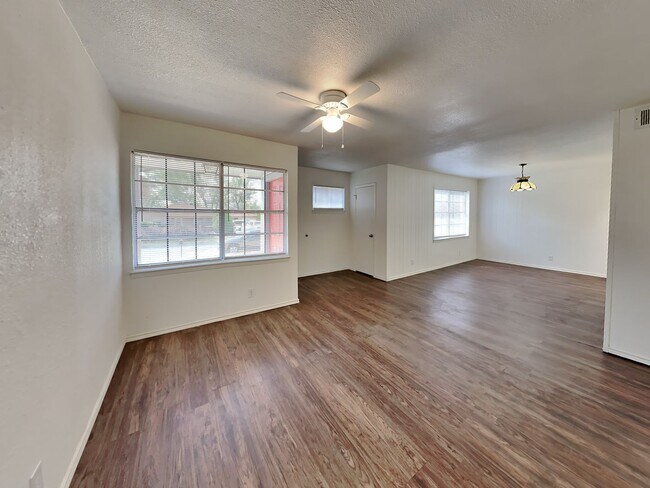 Building Photo - ADORABLE HOME IN ARLINGTON!