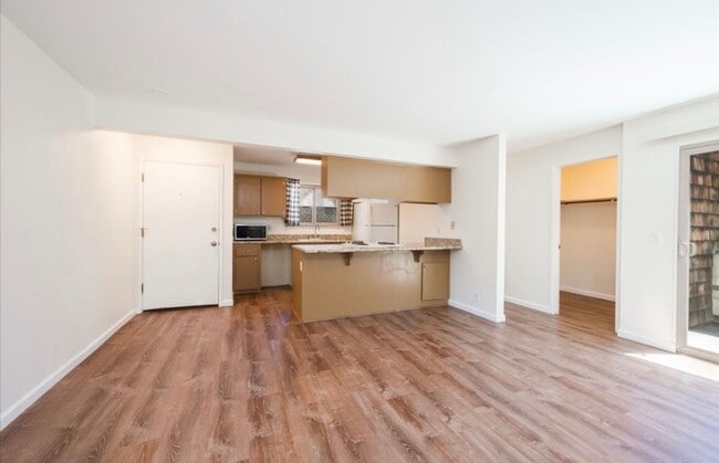 Building Photo - Charming Studio