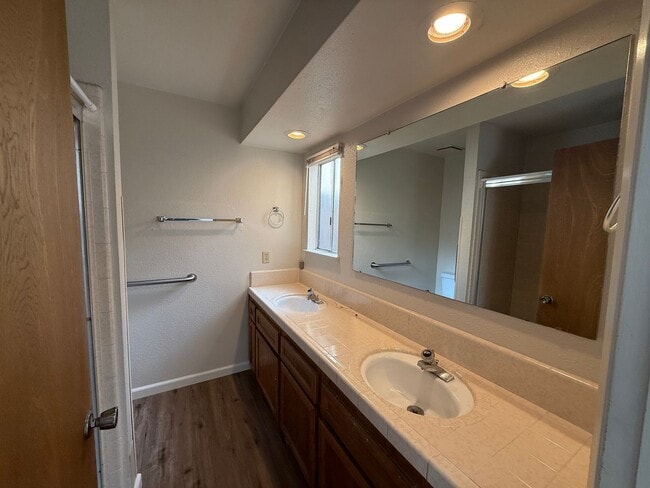 Building Photo - Executive 2-bedroom condo in gated community!