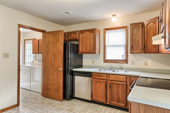 Building Photo - 32 Forest Cir