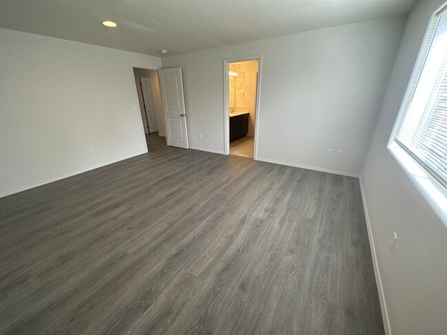Building Photo - MIDTOWN Almost New House, 3 Bdrms, 2.5 Bat...