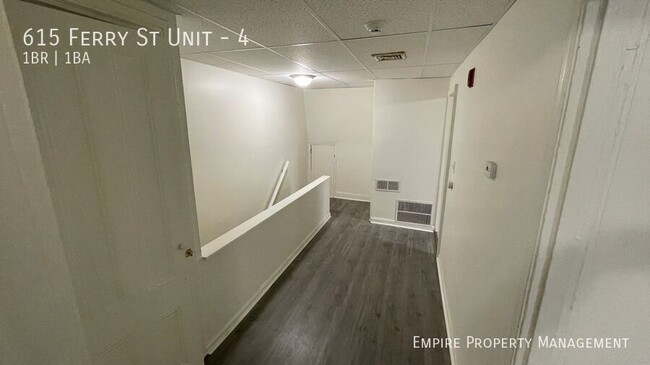 Building Photo - 3rd Floor-1 Bedroom/ 1 Bathroom Apartment ...