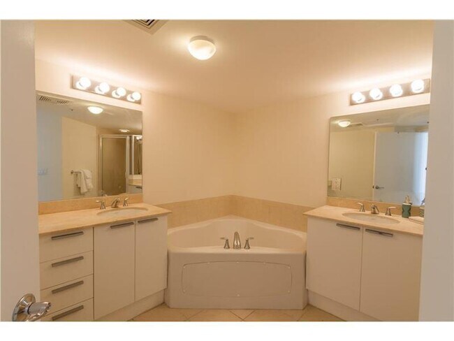 Building Photo - 16699 Collins Ave