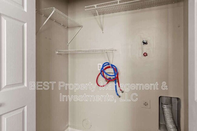 Building Photo - 8130 Kings Creek Dr