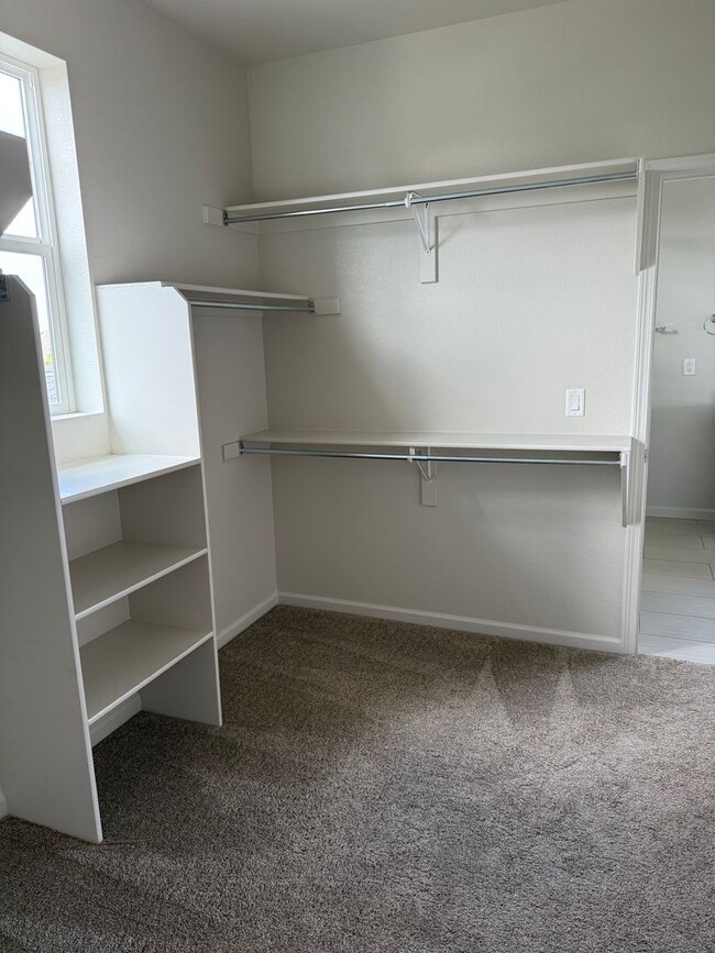 Building Photo - Spacious and Bright 4 Bedroom Home in Wind...