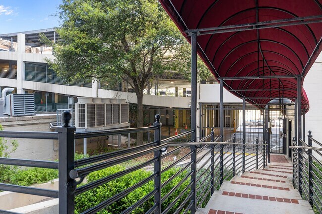 Building Photo - 915 Franklin St