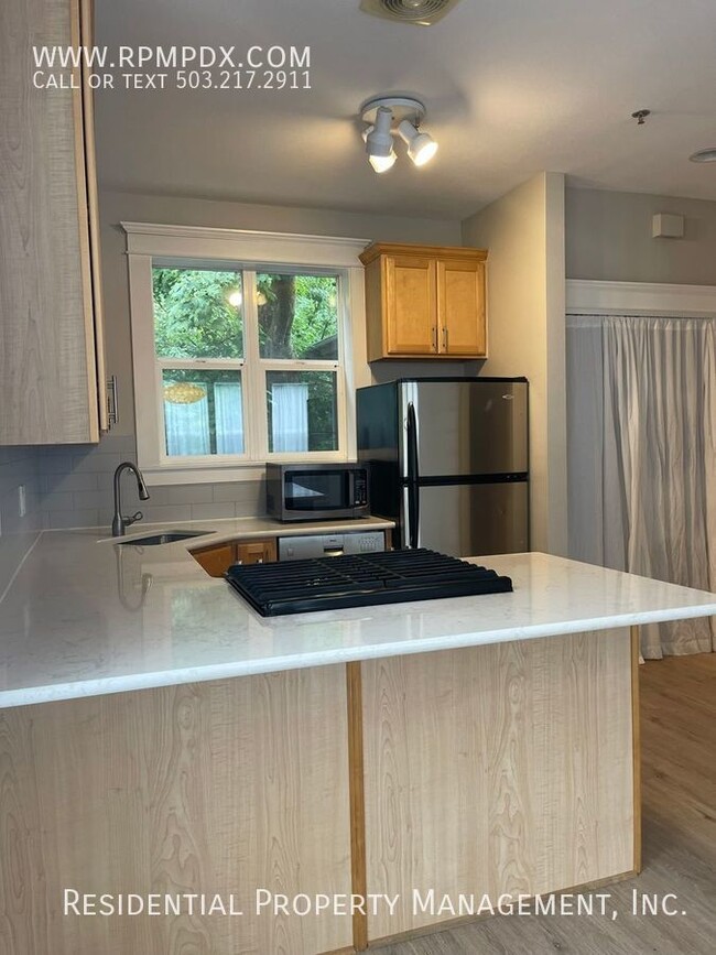 Building Photo - Sunlit End Unit 2 Bedroom Plus Flex Space,...