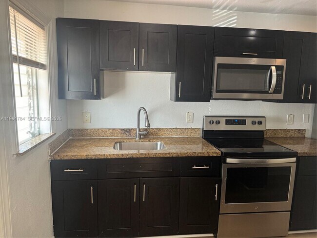 Building Photo - 1947 Taft St