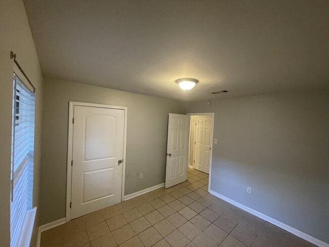 Building Photo - 7047 Meadow Park Ave