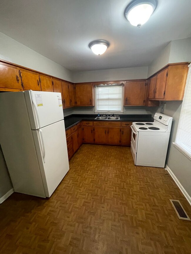 Building Photo - 2 Bed 1 Bath Duplex