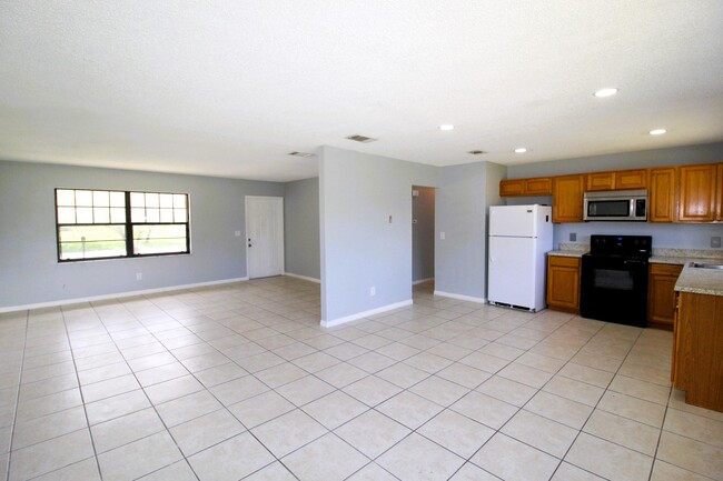 Building Photo - 2058 SE West Dunbrooke Cir