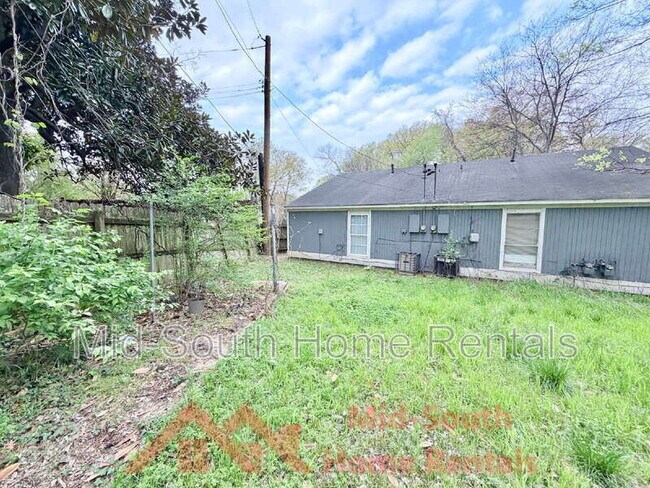 Building Photo - 642 Safari Dr