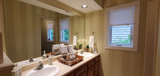 Building Photo - Off-Season Rental | Available 10/15/25 – 5...
