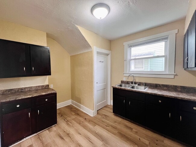 Building Photo - 3 Bedroom House