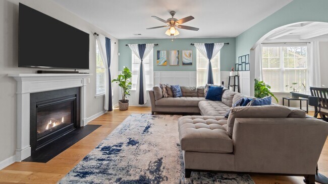 Building Photo - Beautifully Upgraded Home with Outdoor Fire Pit and Fenced Backyard in Buckhead East