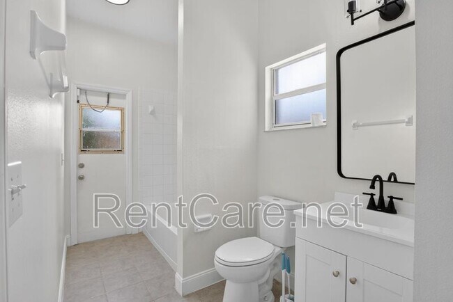 Building Photo - 121 Aurelia Ct