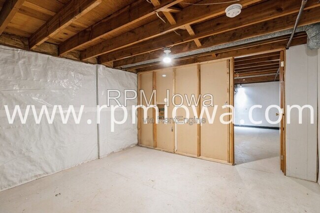 Building Photo - 215 NW Arlan Dr